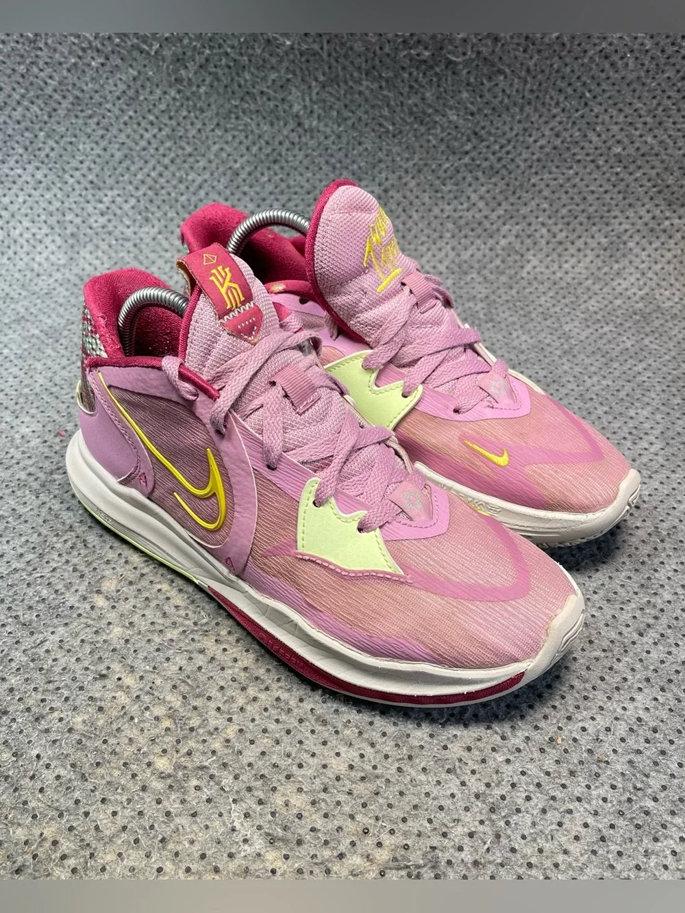 Nike Kyrie Low 5 Pink Basketball Shoes Size 9 Women’s